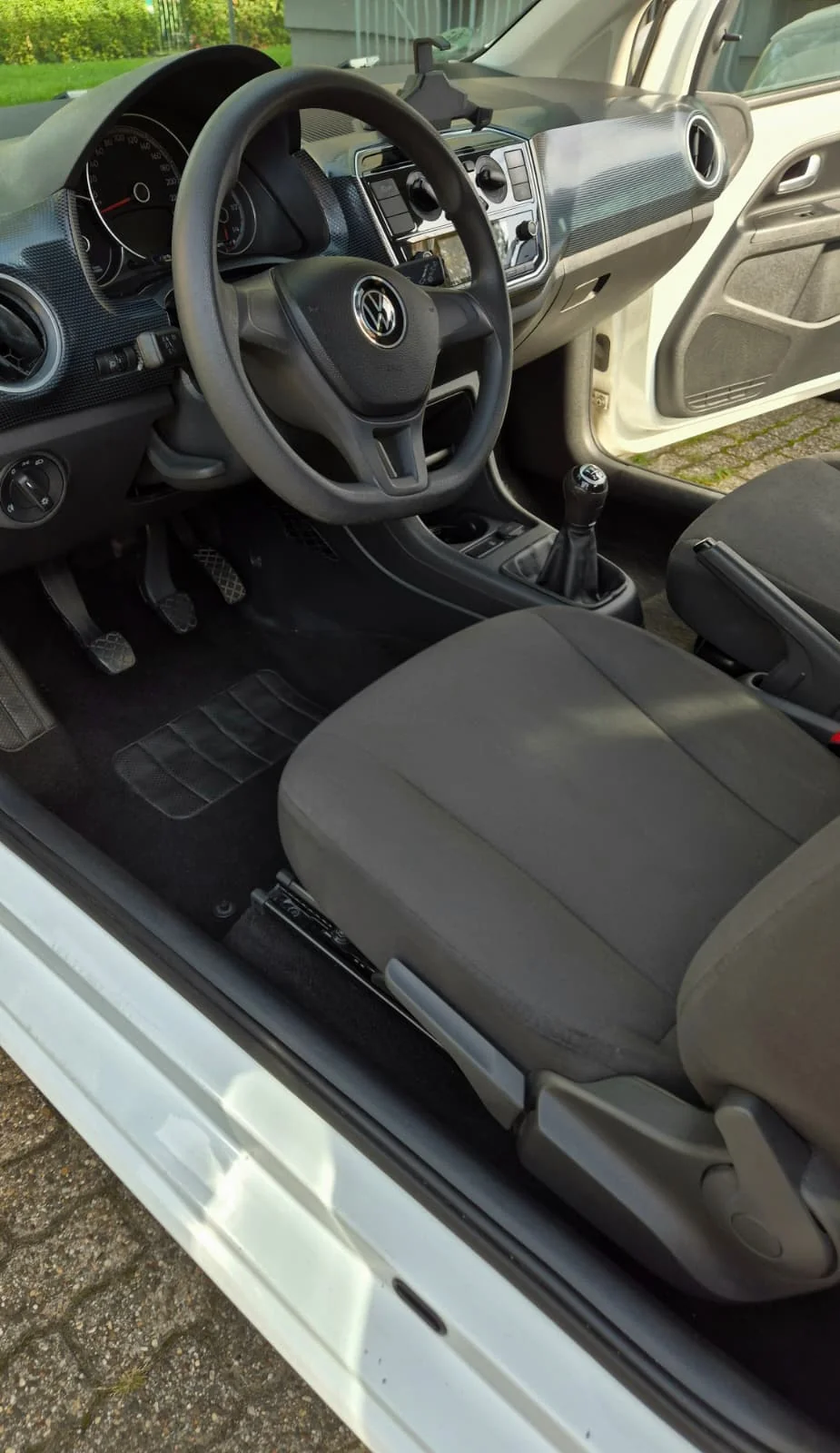 Gereinigter VW-Innenraum mit Fahrersitz und Cockpit
